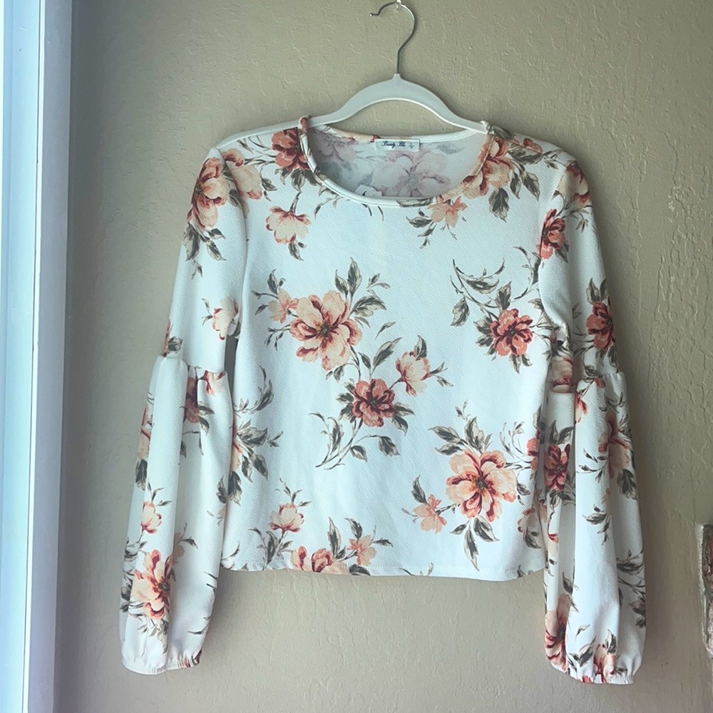 Flower pattern blouse with long sleeves. Size L.